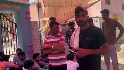 6 एलएनपी विद्यालय के तालाबंदी, धरना