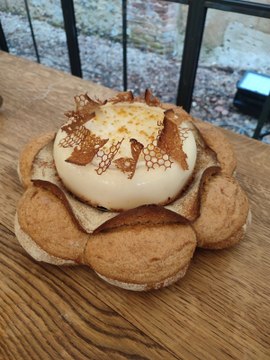 La gâteau d'anniversaire présenté par les bordelais de Grain boulangerie lors de la finale de La Meilleure Boulangerie de France (M6)