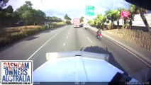 Ce motard finit dans la remorque d'un camion avec sa moto