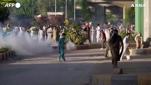 Pakistan, polizia usa gas lacrimogeni contro i sostenitori di Khan