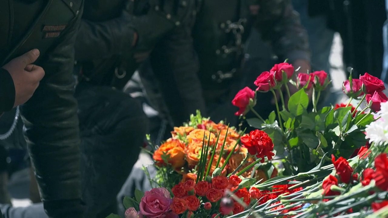 Putin-treue Biker 'Nachtwölfe' legen in Berlin Blumen nieder