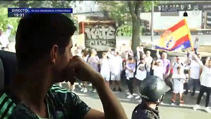 Download Video: Llegada del autobús del Real Madrid al Santiago Bernabéu antes del Real Madrid - Manchester City