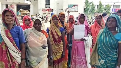 video story: महिलाओं ने कलेक्टर से की शिकायत, कहा- नहर और स्टॉप डैम में काम के बाद नहीं मिली मजदूरी