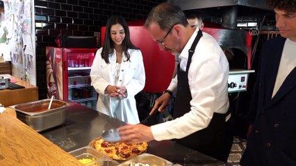 İZMİR - Bakan Kasapoğlu, gençler için pizza yaptı