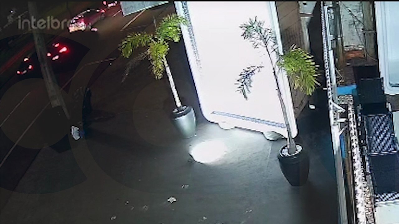 Câmera flagra colisão entre carros que deixou dois feridos na Av. Tancredo Neves