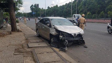 Ô tô lao lên vỉa hè, tông 2 nhân viên cây xanh trọng thương