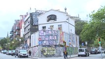Vecinos de un barrio de Barcelona salen a la calle para exigir el desalojo de dos edificios ocupados