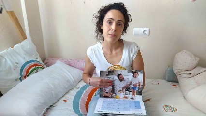 Mercedes González, este martes, en su casa de Alcantarilla narrando la discriminación que sufrió su hija.