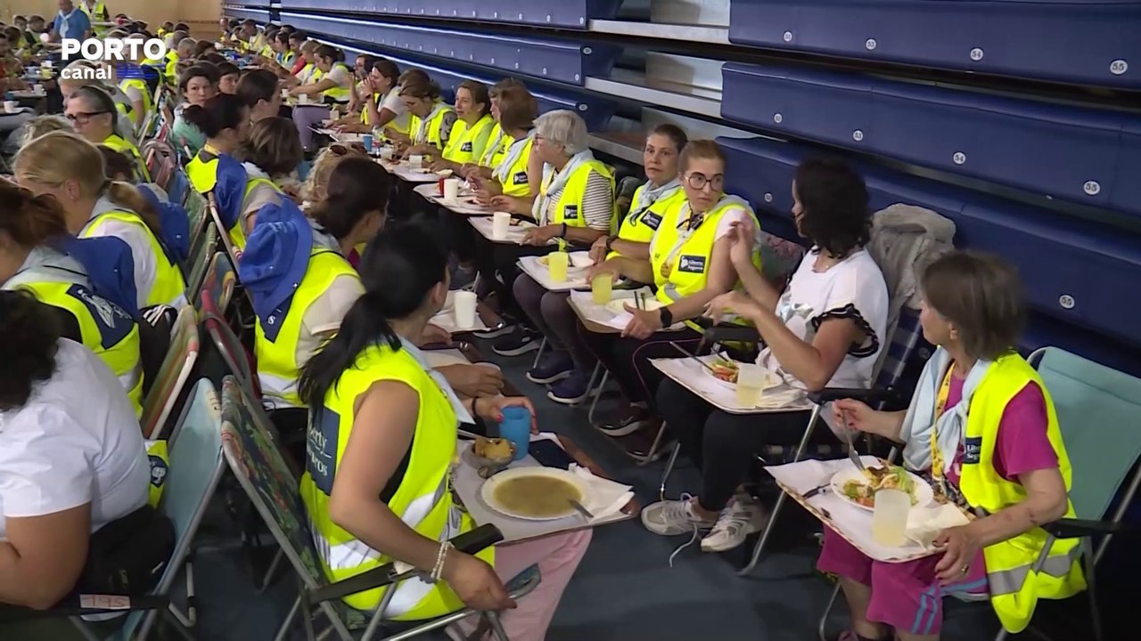 Depois da caminhada vem o merecido descanso. Dezenas de pessoas cozinham para os peregrinos a Fátima