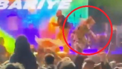 Kibariye sahneden düştü, hastanelik oldu