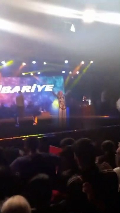 Hayranı sahneye atladı Kibariye sahneden düştü!