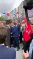 Seçim standını ziyaret eden Fahrettin Koca'nın eli havada kaldı