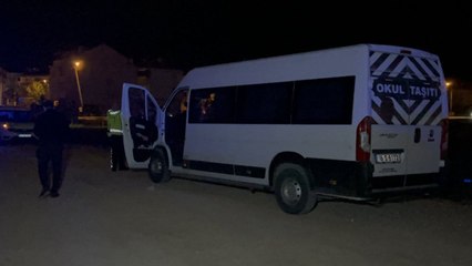 Servis minibüsünden havaya ateş etti, polis aracına çarptı
