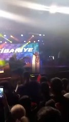 Kibariye sahneden düşerek hastanelik oldu