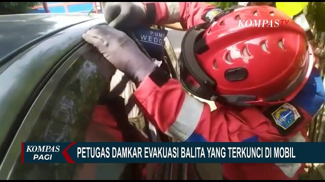 Petugas Damkar Sektor Cakung Selamatkan Balita yang Terkunci di Dalam Mobil!