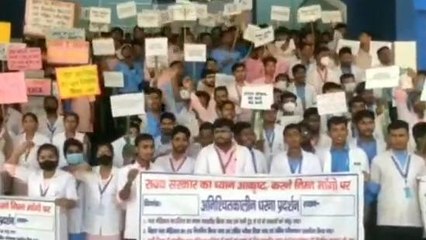खगड़िया: सदर अस्पताल के सामने पारा मेडिकल के छात्रों का अनिश्चितकालीन धरना