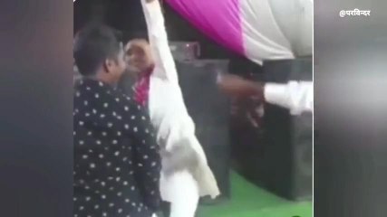 चंदौली में तमंचे पर डिस्को, देखिए लाइव वीडियो