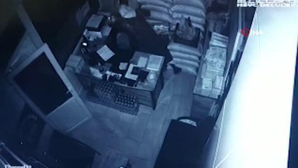 Kadın kıyafeti ile çalıştığı iş yerinden hırsızlık yapıtı... O anlar kamerada