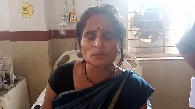 टायर फटने से खेत में पलटी बस, चार घायल