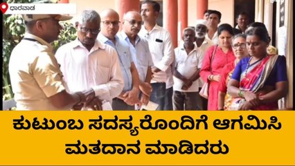 ಧಾರವಾಡ: ಸರದಿಯಲ್ಲಿ ನಿಂತು ಮತದಾನ ಮಾಡಿದ ಜಿಲ್ಲಾಧಿಕಾರಿ