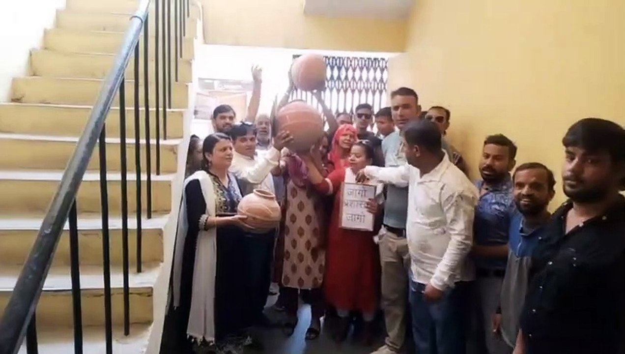 Water crisis:  5 दिन से पानी नहीं मिलने पर गुस्साए लोगों ने जलदाय विभाग में फोड़े मटके