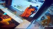 वीडियो : देखें कैसे बंदूक लेकर आए लुटरोंं पर भारी पड़ गया व्यापारी, 10 लाख रुपए लुटने के फिराक में थे