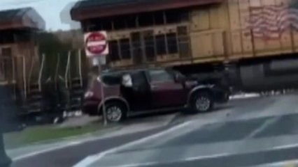 Tren rayların üzerindeki araca çarptı, 3 kişi son anda kurtuldu