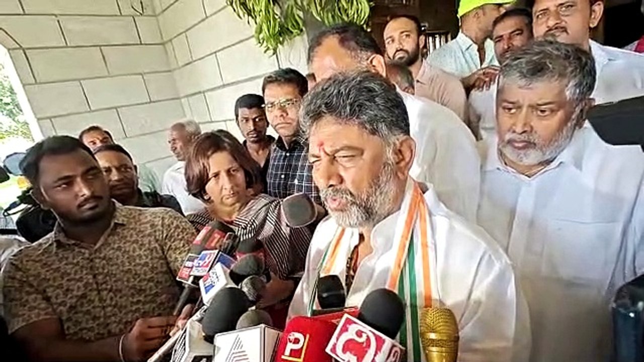 वोट डालने के बाद ऑटो रिक्शा चलाते दिखे कर्नाटक कांग्रेस अध्यक्ष