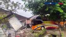 Bus Rombongan Ziarah Hantam Rumah Warga di Bojonegoro, Diduga Sopir Mengantuk