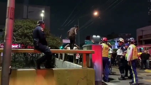 Mexican policeman prevents a suicide attempt, on a bridge, with no safety equipment.