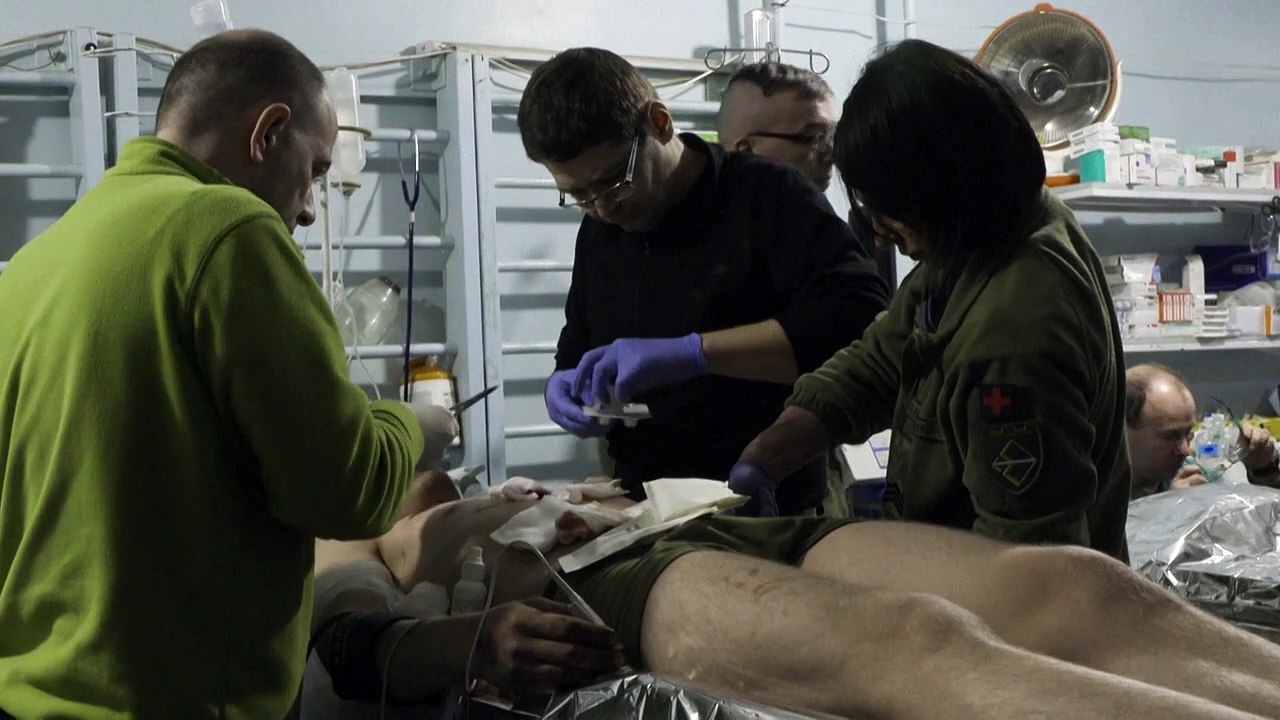 Ukraine: Sanitäter an der Front versorgen Verwundete