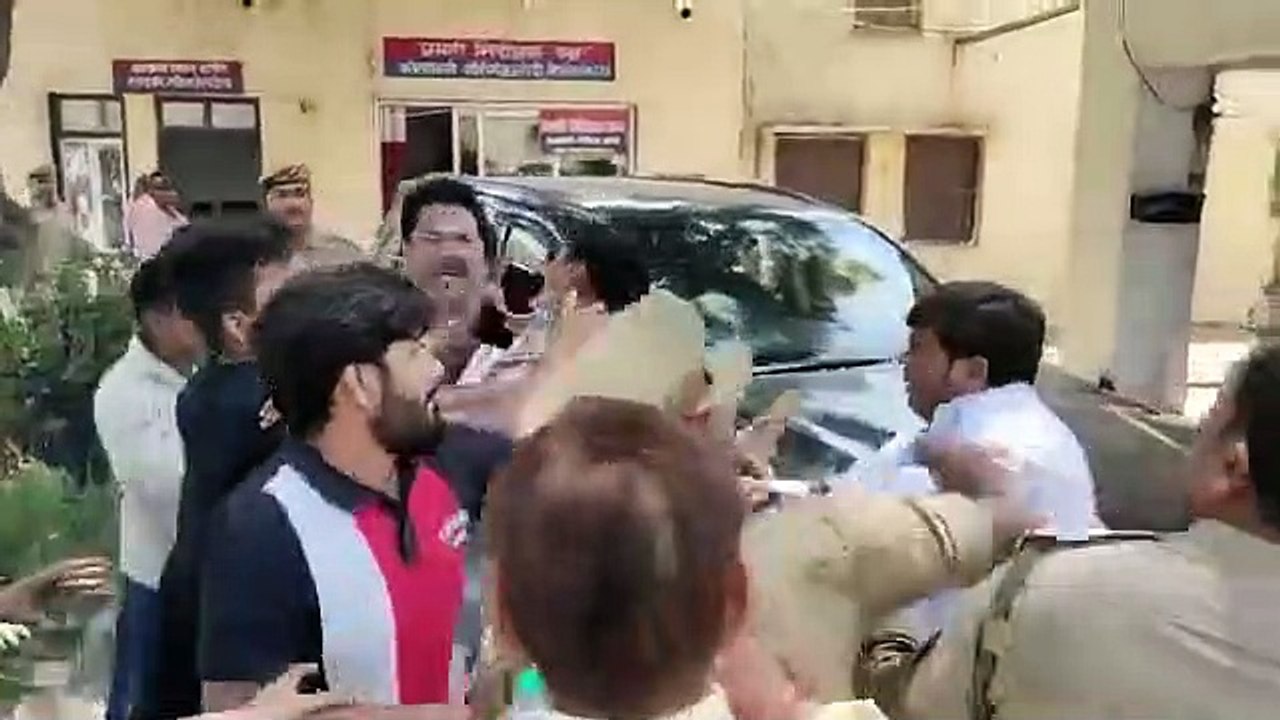 यूपी | अमेठी  BJP नेता टशन में उतरा, सपा व‍िधायक ने पीट द‍िया.  यह संग्राम कोतवाली में हुआ.