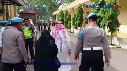 Скачать видео: Polisi Berikan Bukti Pelanggaran WNA Arab Halangi Ambulans di Bogor ke Imigrasi