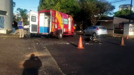 Forte colisão deixa motociclista ferido na Rua Antonina, no Centro