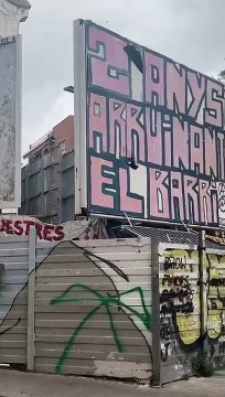 Pancartas colgadas en la Bonanova a favor de la okupación