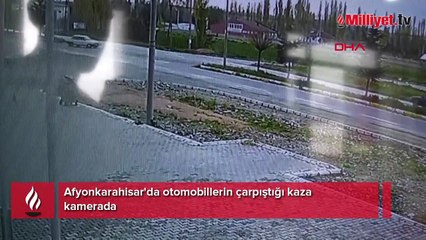 Otomobillerin çarpıştığı kaza kamerada