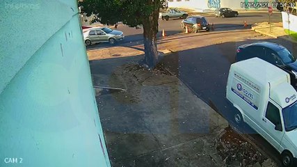 Impressionante: Vídeo mostra colisão de fortíssimo impacto na Rua Antonina