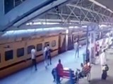 VIDEO: GRP कॉन्स्टेबल ने दिखाई बहादुरी, यात्री की बचाई जान