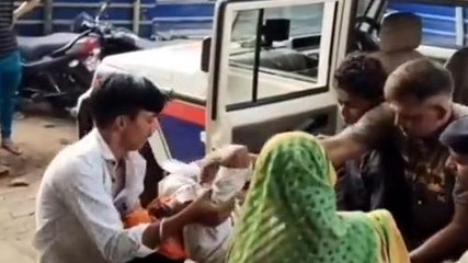 भोजपुर: अनियंत्रित होकर बाइक डिवाइडर से टकराई, जख्मी हालत में पटना रेफर