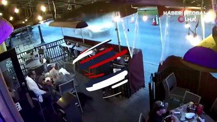 Feci kaza anı kameraya yansıdı! ABD'de araç kafeye daldı: 3 yaralı