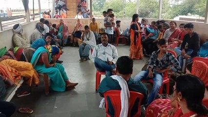 उरकुरा स्टेशन में प्लेटफॉर्म पर चिलचिलाती धूप में झुलसे यात्री, दिनभर रही अफरातफरी