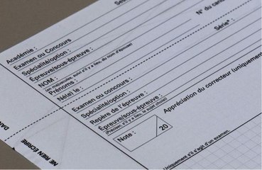 Paris : un professeur placé en garde à vue après avoir brûlé 63 copies du bac devant un lycée