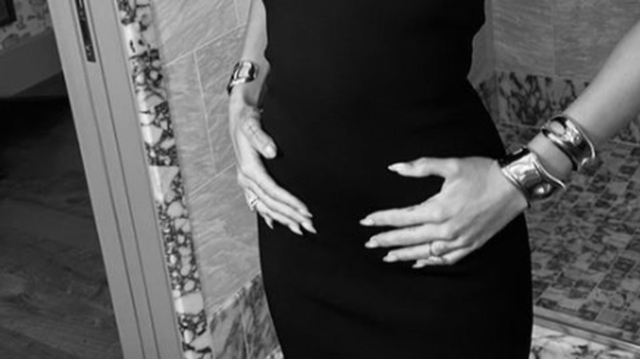 Verdächtige Pose & Fan-Spekulationen: Ist Hailey Bieber etwa schwanger?