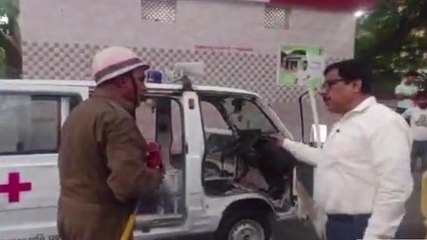 आगरा: चलती एंबुलेंस में आग लगने से मचा हड़कंप, लोगों में मची अफरा तफरी