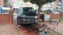 Freni boşalan minibüs ticari taksiye çarptı: 2 yaralı