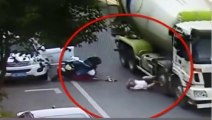 Mujer por poco es aplastada por un camión de carga tras caer en una carretera