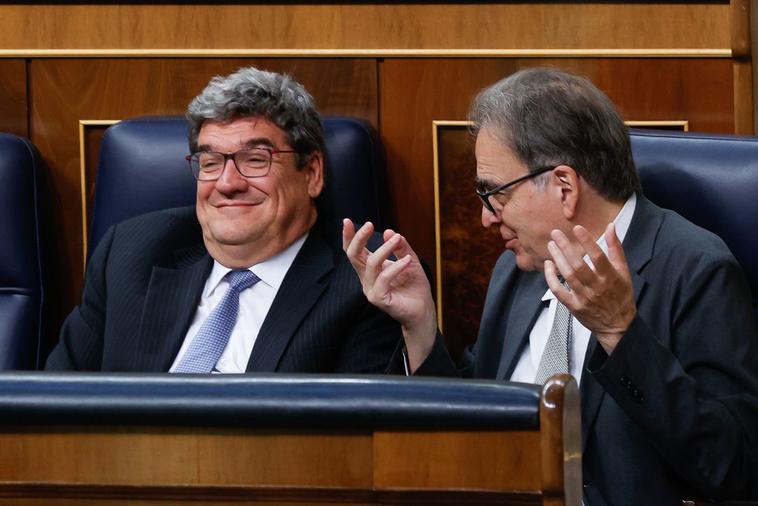 Nueva mentira de Escrivá: asegura que en la Seguridad Social no hay que pedir cita