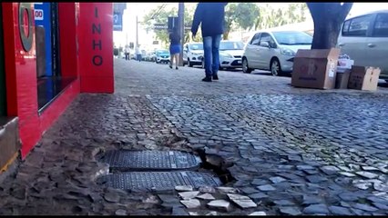 Comerciantes relatam descaso da Sanepar quanto a desnível em calçada na Avenida Brasil