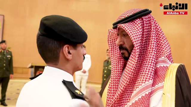 النائب الأول لرئيس مجلس الوزراء ووزير الداخلية ووزير الدفاع بالوكالة الشيخ طلال الخالد قلّد كوكبة جديدة من الضباط رتبهم