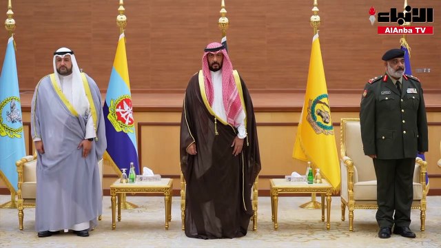 النائب الأول لرئيس مجلس الوزراء ووزير الداخلية ووزير الدفاع بالوكالة الشيخ طلال الخالد شمل برعايته وحضوره مراسم تقليد 405 من رتبة «عقيد» إلى «عميد»